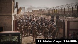 دروازه میدان هوایی کابل جای که به تاریخ ۲۶ اگست سال ۲۰۲۱ حمله انتحاری رخداد و ۱۷۰ افغان و ۱۳ سرباز امریکایی کشته شدند