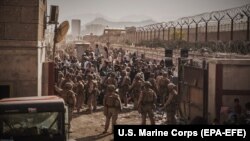  عساکر امریکایی در میدان هوایی بین المللی کابل، جای که در ماه اگست سال ۲۰۲۱ انفجار انتحاری صورت گرفت و ۱۳ سرباز امریکایی کشته شدند. 