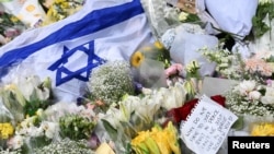 Люди возлагают цветы в память о жертвах стрельбы на пляже Бонди, 15 декабря