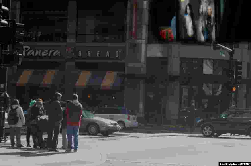 Чикагону "шамалдын шаары" деп аташат. Мичиган көлүнүн боюнда жайгашкан шаардын тургундары "бири калбай, алтургай өлгөндөрү да добуш берет" деп тамашалашат. Шайлоочулардын басымдуу бөлүгү демократтарды колдойт.