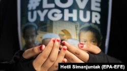 БУУнун эсебинде, Шинжаңда кеминде бир миллиондой уйгур баштаган мусулман азчылыктардын өкүлдөрү эркинен тыш лагерлерде кармалып турат. 