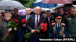Liderul socialist Igor Dodon și adepții săi, participând la un marș de Ziua Victoriei, la Chișinău, pe 9 mai 2025