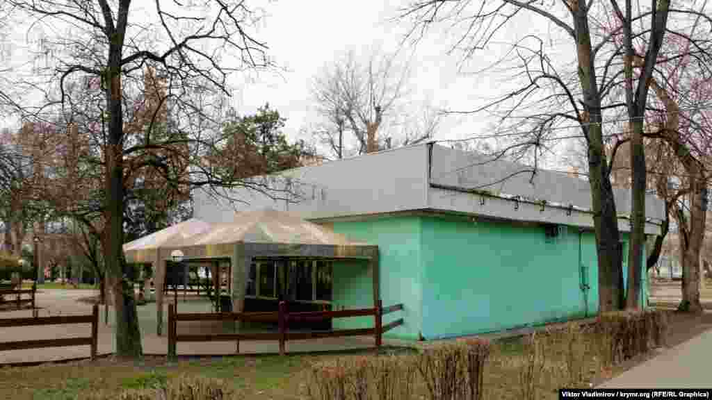 Та не всі з них по екстер'єру вписуються в загальний стиль скверу