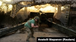 Військовослужбовець 15-ї бригади оперативного призначення НГУ імені «Кара-Даг» веде вогонь із гаубиці 2А36 «Гіацинт-Б» на позиції поблизу міста Куп’янська, 27 травня 2025 року