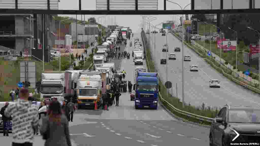 Mëngjesin e së enjtes, ata filluan t’i bllokojnë hyrjet në Prishtinë në Veternik, te rrethi i flamurit, te qendra Dukagjini në rrugën drejt Fushë-Kosovës, në rrugën drejt Mitrovicës, si dhe në rrugën nga Podujeva, te Sharbani (Vranjevci).