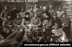 Старшини 1-го куреня 6-ї бригади Української Галицької Армії. У першому ряду сидить третій ліворуч Соломон Ляйнберг – колишній командир Жидівського пробоєвого куреня. 17 листопада 1919 року