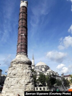 Колона імператора Костянтина, сучасний вигляд. Неподалік цього місця був розташований ринок, на якому торгували руські купці