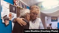 Директор организации «Дом друзей» Лана Журкина со своим подопечным Омари.