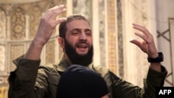 Абу Мухаммад аль-Джолані виступає перед натовпом повстанців після взяття Дамаску. 8 грудня 2024 року