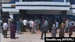 Пенсионеры стоят в очереди перед филиалом «Халк банка» в Алмазарском районе города Ташкента, 19 мая 2020 года.