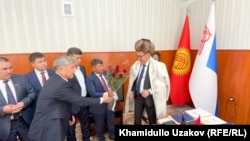 Шаардык кеңештин депутаттары Алмаз Мамбетовду куттуктап жаткан учур. 26-август, 2021-жыл. 