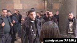 Armenia - A defrocked priest tells reporters to leave the Hovanavank monastery, October 23, 2025.