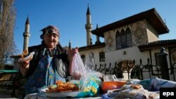 Кырымтатар апасы Бакчасарайда хан мәчете янында татлы сата