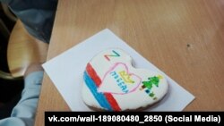 Пряник, розписаний учнями Добровської школи-гімназії у Сімферопольському районі під час майстер-класу з виготовлення талісманів для російських військових – учасників повномасштабного вторгнення РФ в Україну, 12 грудня 2024 року