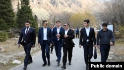 Оңдон экинчи адам Садыр Жапаровдун кичүү уулу Нурдөөлөт Нургожоев. 