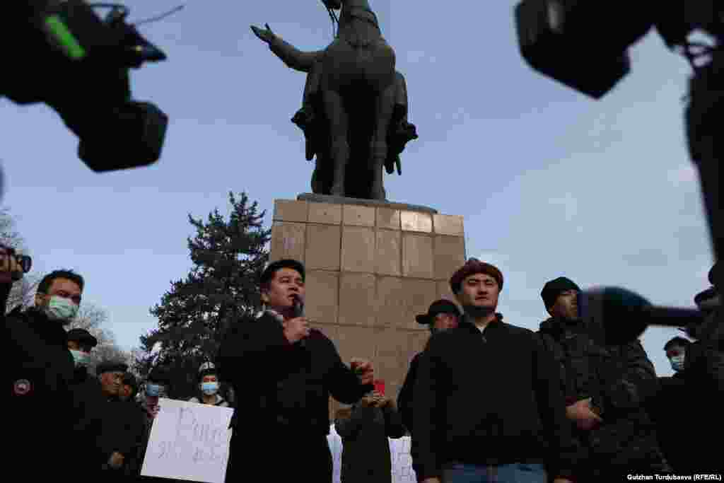 &ldquo;Баштан башта&rdquo; кыймылынын өкүлү Улан Үсөйүн жүрүштүн уюштуруучусу жарандык коом экенин билдирди жана жарандар мамлекетти көзөмөлгө алганды, талап койгонду үйрөнгөндө гана өлкө өнүгөрүн, өзгөрөрүн белгиледи.