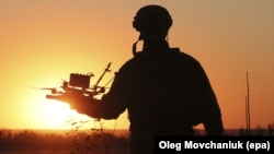 Українській військовослужбовець із FPV-дроном поблизу лінії фронту в Запорізькій області, 25 вересня 2025 року