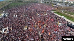 Истанбулда Әкрам Имамоглуны кулга алуга каршы протест чарасы, 29 март