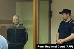 Fotograf Grigorij Skvorcov tokom čitanja presude na njegovom suđenju za "izdaju" u Permu 26. juna.