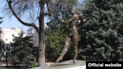 Чолпонбек Базарбаевдин борбордогу эстелиги