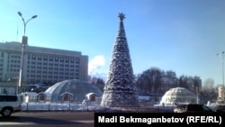 Новогодняя елка на Площади Республики в Алматы. 19 декабря 2013 года.