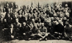 Делегати III Українського Далекосхідного з'їзду. Хабаровськ, 7-12 квітня 1918 року. У центрі сидить голова з’їзду Юрій Глушко-Мова (в кубанському строї і в козацькій шапці)