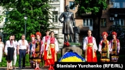 Біля пам'ятнику Борису Грінченку (1863–1910) в Києві, 4 травня 2018 року