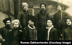 Сірий Клин. Козаки куреня імені Гетьмана Петра Сагайдачного. Сірий Клин (інша назва: Сіра Україна) – назва регіону компактного розселення українців у Південно-Західному Сибіру та Північному Казахстані наприкінці 19-го – початку 20-го століття. У 1917–1920 роках на Сірому Клині був розгорнутий рух за Українську Державну Автономію