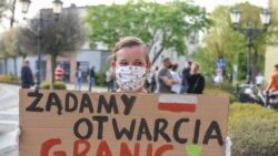 Германия менен Польшанын чек арасы ачылышын талап кылып турган аял.