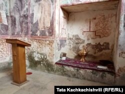 ტაძრის ჩრდილოეთი მხარე. კედელზე ხავსი გაჩნდა. ტაძრის პერსონალი ეჭვობს, რომ სახურავიდან გამოჟონილმა წყალმა ქვის კედელი დაანესტიანა.