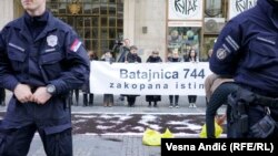 Javnost u Srbiji je bila u neverici kada je početkom 2000-ih godina obelodanjeno postojanje masovne grobnice u Batajnici (Fotografija: Aktivisti u Beogradu podsećaju na zločin u Batajnici, 2019.)