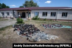 Амбулаторія села з купою надісланого взуття перед будівлею