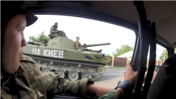 Поруч із бойовиками кілька разів проїжджає і бронетехніка