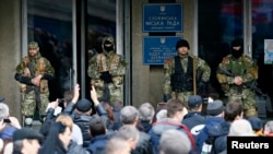 სლავიანსკის მერიის შენობა ბლოკირებული აქვთ რუსეთის მომხრე შეიარაღებულ პირებს.