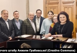 Анжела Грабовська у день подачі документів, щоб балотуватись кандидатом до Палати представників США