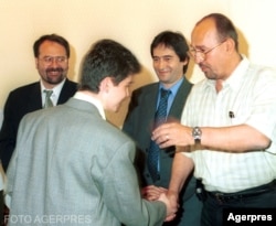 Florin Radu Ciocanelea, stânga, spate, pe vremea când era director adjunct la Petrom, aici alături de Liviu Luca, pentru care urma să lucreze mai târziu, la Petromservice, după care a lucrat și la GSP, compania lui Gabriel Comănescu