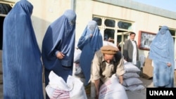 تخار کې یو شمېر بې‌وزله مېرمنو ته د خوراکي توکو مرسته