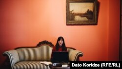 გერმანელი მთარგმნელი იულია დენგი მწერალთა სახლის რეზიდენციაში