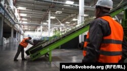 На заводі з виробництва штучної трави для футбольних полів кипить робота