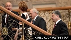 Зліва направо: президент Росії Володимир Путін, тодішній керівник закордонної політики ЄС Катрін Аштон, Олександр Лукашенко та президент України Петро Порошенко у Мінську, 26 серпня 2014 року