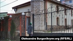 Дочь Муслима Алиева, Гульсум заходит в мечеть Юхары-Джами