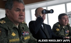 Довоєнне фото. Президент Росії Володимир Путін (посередині), російський міністр оборони Сергій Шойгу та начальник генштабу збройних сил Росії Валерій Герасимов. 2013 рік