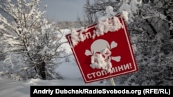 Возле пропускного пункта Станица Луганская в период войны на Донбассе