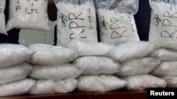 ایس یا کرسټل داسې ښکاري