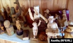 Зәки Зәйнуллин ясаган агач сыннар