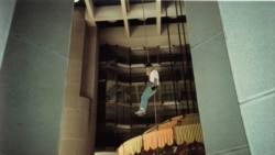 Zoran Stevanović na konopcu pri spuštanju u lobi hotela