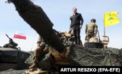 Посол США у Польщі Марк Бжезінський під час відвідин військовослужбовців США у Польщі під час військових навчань, 19 травня 2022 року