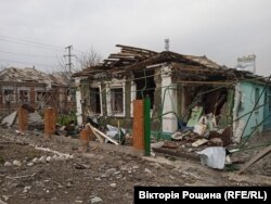 Зруйнований в результаті обстрілів будинок у Маріуполі. Квітень 2022 року