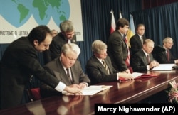 Тодішні президент Росії Борис Єльцин (ліворуч), президент США Білл Клінтон (в центрі), президент України Леонід Кучма і прем'єр-міністр Великої Британії Джон Мейджор (праворуч) на церемонії підписання Україною Договору про нерозповсюдження ядерної зброї. Будапешт, 5 грудня 1994