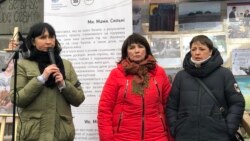 Організаторка фотовиставки «Ми. Мами. Сильні», військова волонтерка Юлія Толмачова (л) поруч із матерями